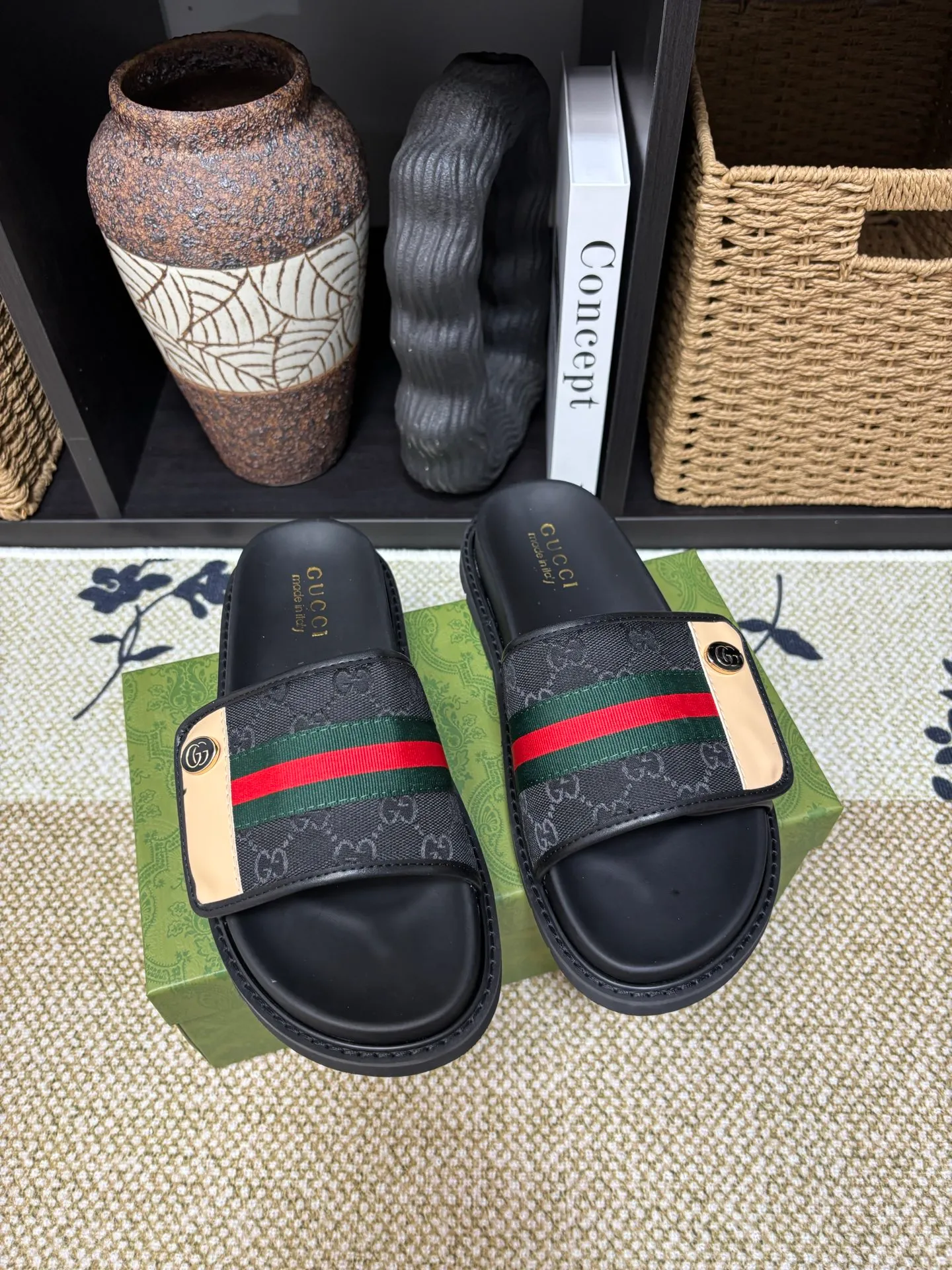 Factory 💰 300 yuan Gucci slippers] high-end men's shoes brand official website 1:1 latest masterpiece: original mold customization, the fabric is made of imported original materials, upgraded outsole, lighter and non-slip. The market's top quality, simple yet tasteful, a must-have for fashionistas, fashionable at your feet, full of confidence, the same style at the counter 👍The season of summer slippers is here. Code: 38-45 (45 customized)